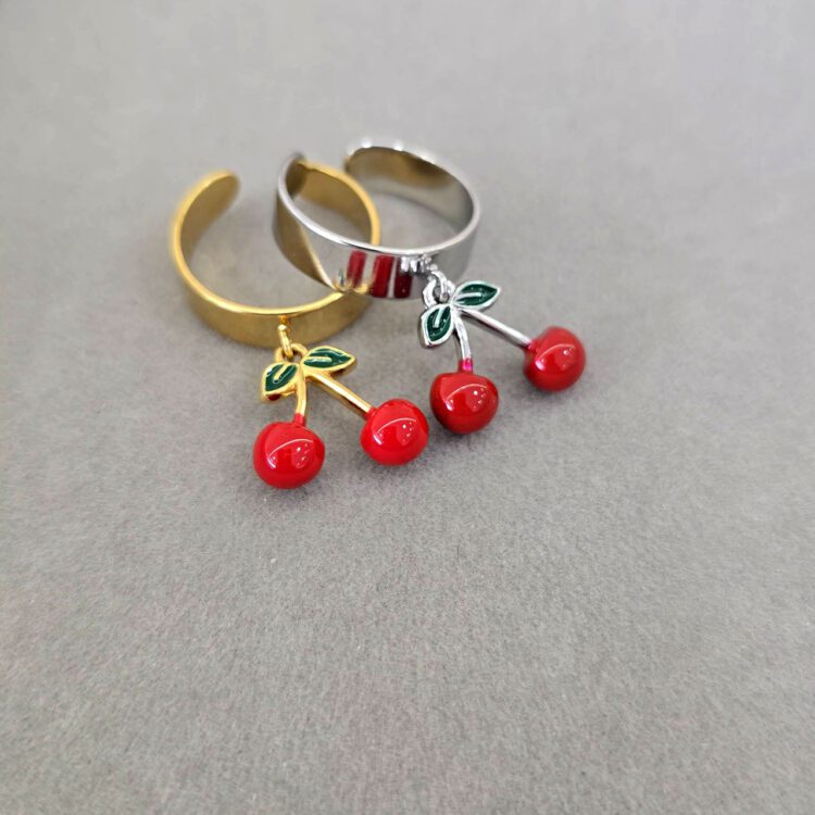 Ανακαλύψτε το Δαχτυλίδι Cherry Glow Ring από ανοξείδωτο ατσάλι με παιχνιδιάρικο σχέδιο κερασάκια. Cute και trendy κόσμημα για καθημερινά stylish looks