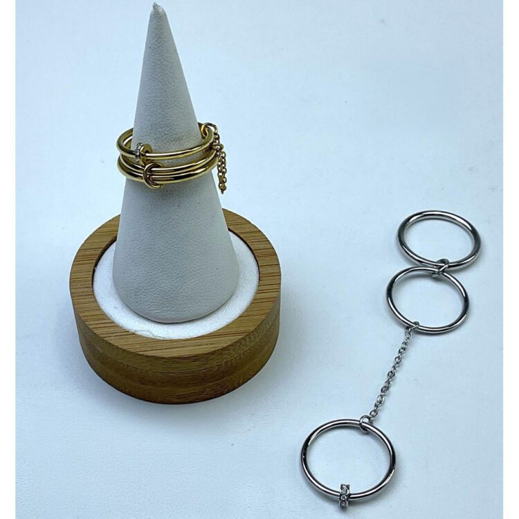 Ανακαλύψτε το Δαχτυλίδι Trio Glow Ring από ανοξείδωτο ατσάλι με κρίκους και διακριτική αλυσίδα. Μοντέρνο statement κόσμημα για trendy και elegant εμφανίσεις