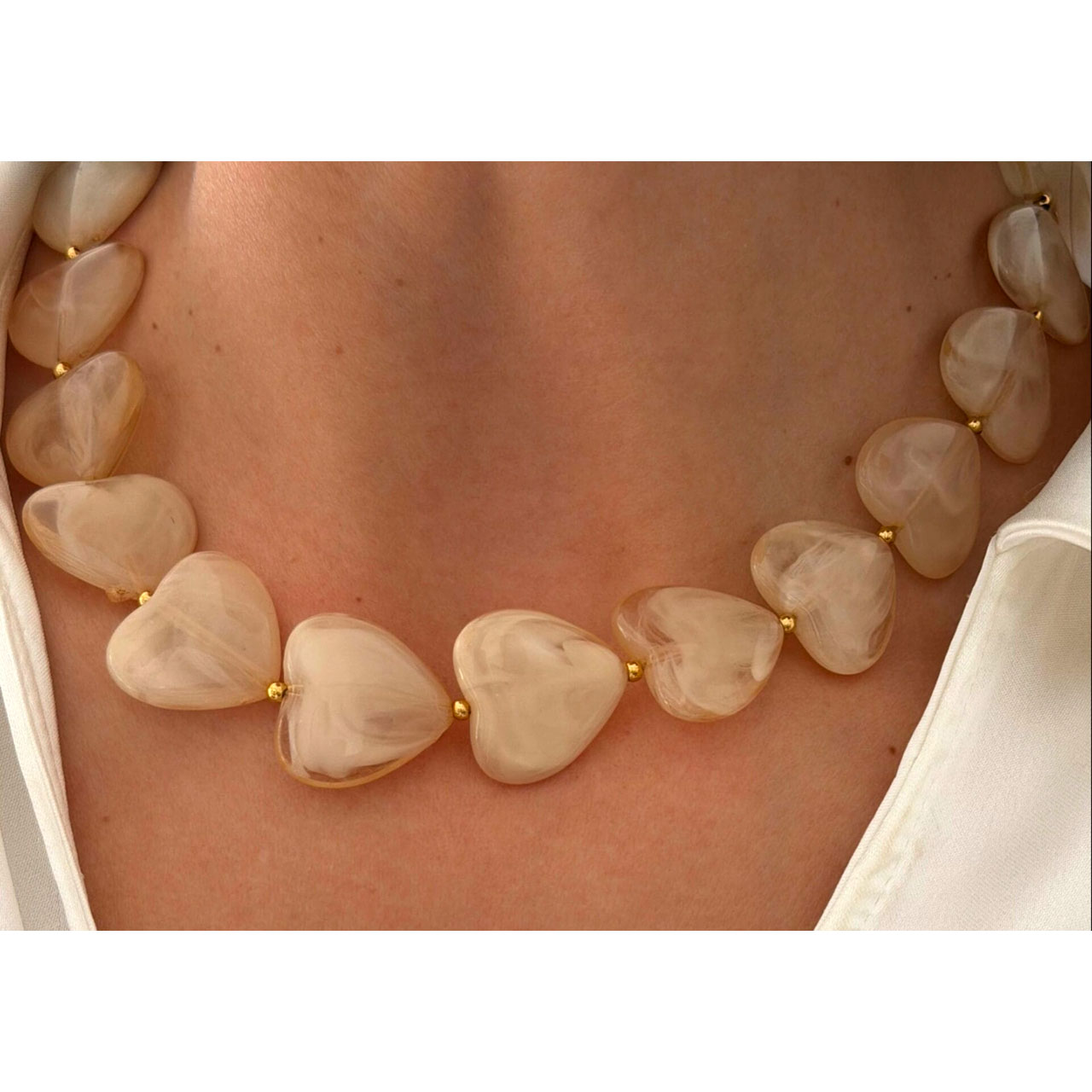 Ανακάλυψε το Aqua Glow Hearts Necklace, ένα εντυπωσιακό κολιέ από ανοξείδωτο ατσάλι με σχέδιο καρδιές. Διαθέσιμο σε γαλάζιο και μπεζ λευκό