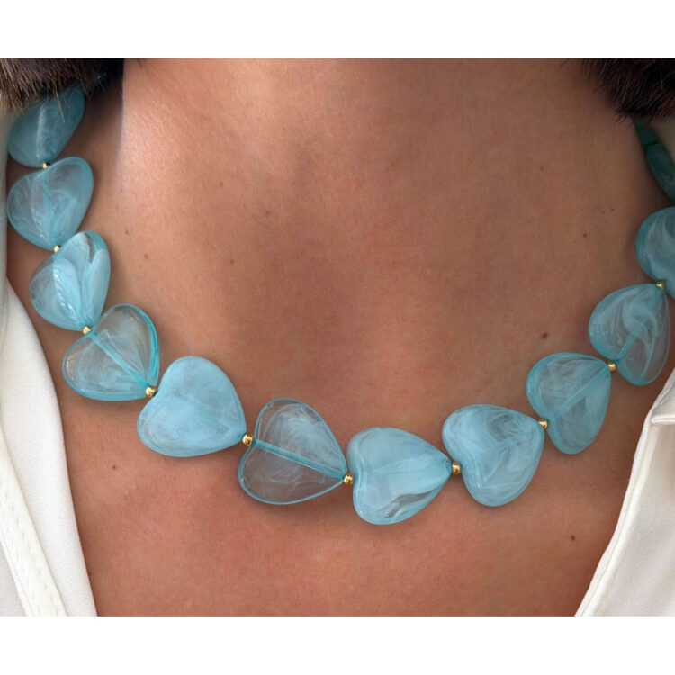 Ανακάλυψε το Aqua Glow Hearts Necklace, ένα εντυπωσιακό κολιέ από ανοξείδωτο ατσάλι με σχέδιο καρδιές. Διαθέσιμο σε γαλάζιο και μπεζ λευκό
