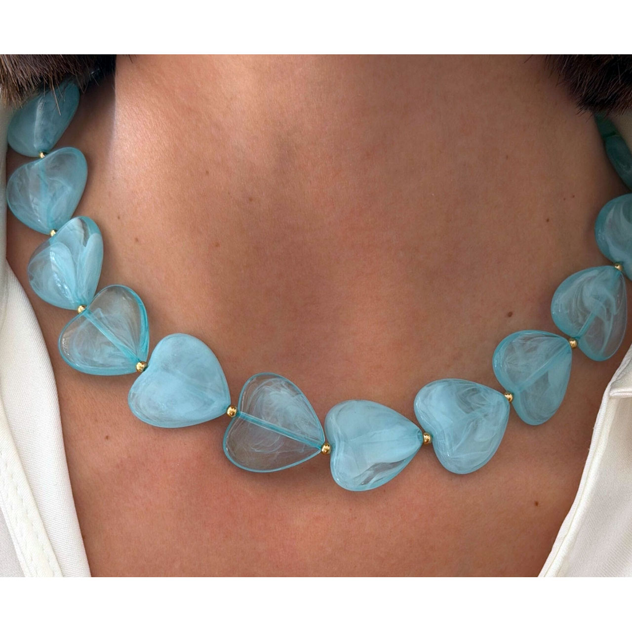 Ανακάλυψε το Aqua Glow Hearts Necklace, ένα εντυπωσιακό κολιέ από ανοξείδωτο ατσάλι με σχέδιο καρδιές. Διαθέσιμο σε γαλάζιο και μπεζ λευκό