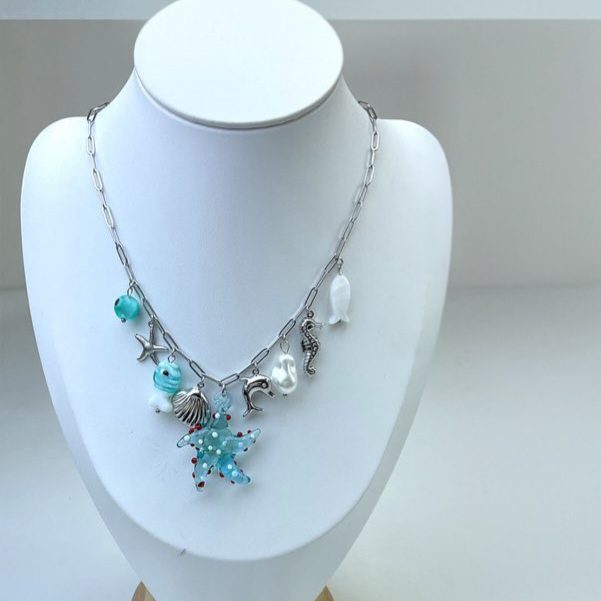 Καλοκαιρινό κολιέ με μοναδικά θαλασσινά charms, διαθέσιμο σε χρυσή ή ασημί απόχρωση για stylish summer εμφανίσεις