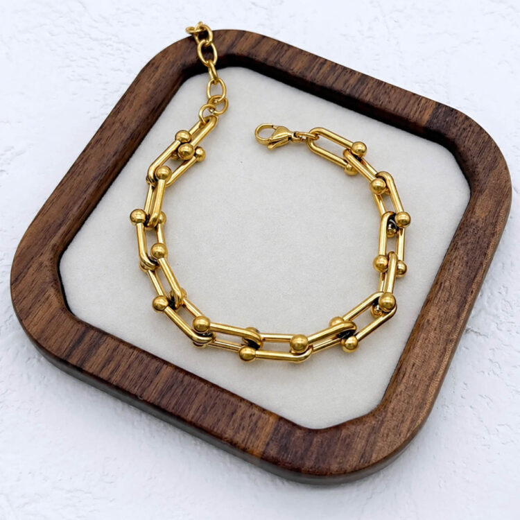 Ανακαλύψτε το Βραχιόλι Zeal Bracelet από ανοξείδωτο ατσάλι με μοντέρνο σχέδιο αλυσίδας και γεωμετρικούς κρίκους. Elegant και statement επιλογή για κάθε look