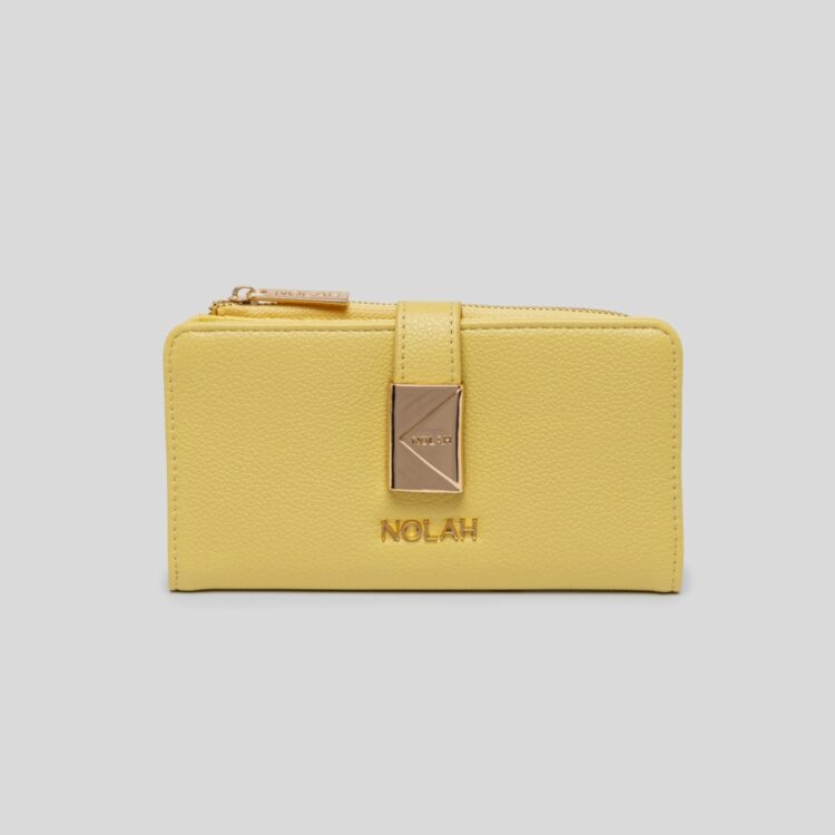 Ανακάλυψε το Nolah Savvina Yellow, ένα minimal κίτρινο γυναικείο πορτοφόλι με χρυσές λεπτομέρειες. Η ιδανική επιλογή για να δώσεις χρώμα σε κάθε σου look