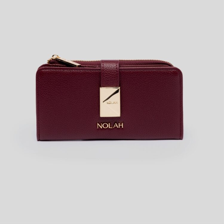 Ανακάλυψε το Nolah Savvina Burgundy, ένα chic μπορντό γυναικείο πορτοφόλι με χρυσές λεπτομέρειες . Ιδανικό για εσένα ή για δώρο