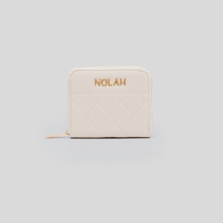 Ανακάλυψε το γυναικείο πορτοφόλι Nolah Palin Ivory! Σε εκρού απόχρωση με καπιτονέ σχέδιο, χρυσές λεπτομέρειες & πολλές θήκες. Το τέλειο αξεσουάρ