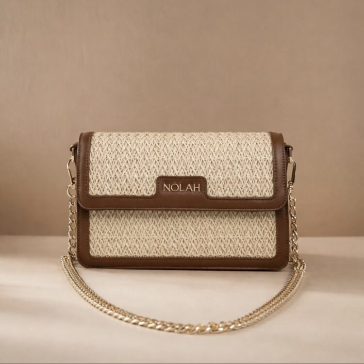 Ανακαλύψτε τη γυναικεία τσάντα Nolah Maya Beige Dark Brown. Κομψή τσάντα ώμου-χιαστί με αποσπώμενο λουράκι και αλυσίδα. Ιδανική για κάθε εμφάνιση