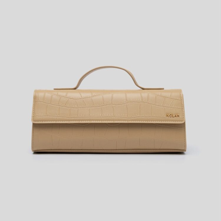 Γυναικεία μπεζ τσάντα Nolah Carmen Beige. Minimal σχεδιασμός με χρυσές λεπτομέρειες, διπλό μαγνητικό κούμπωμα και ρυθμιζόμενο λουράκι