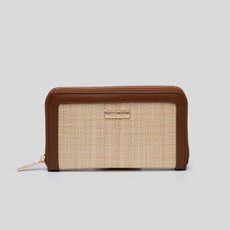 Ανακαλύψτε το γυναικείο πορτοφόλι Brest Beige Brown της Nolah με κομψές χρυσές λεπτομέρειες. Διαθέτει πρακτικές θήκες για κάρτες, χαρτονομίσματα και κέρματα, προσφέροντας απόλυτη οργάνωση και διαχρονικό στυλ σε μπεζ-καφέ αποχρώσεις