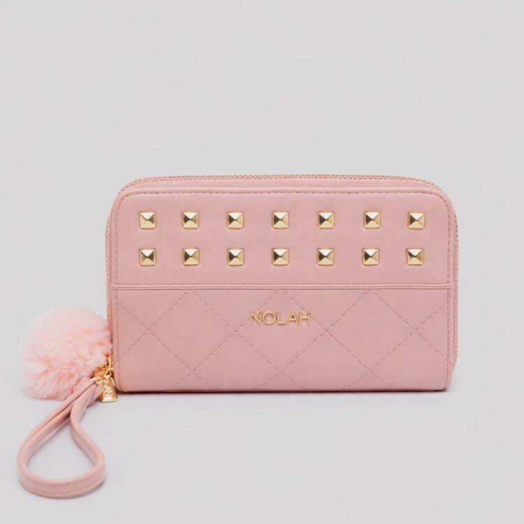 Ανακαλύψτε το γυναικείο πορτοφόλι Treasure Pink της Nolah. Διαθέτει πρακτική αποσπώμενη χειρολαβή, θήκες για κάρτες, χαρτονομίσματα και κέρματα