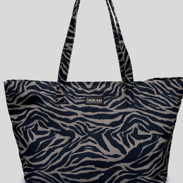 Γυναικεία τσάντα Nolah Nayara Black Zebra. Μεγάλη χωρητικότητα για την παραλία ή την πόλη, κλείσιμο με φερμουάρ για ασφάλεια και εσωτερική θήκη οργάνωσης