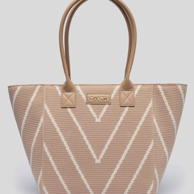 Ανακάλυψε τη γυναικεία τσάντα ώμου Nolah Sunwave Beige! Elegant σχεδιασμός με μοναδικά prints, χρυσές λεπτομέρειες και άνετους χώρους για κάθε μέρα