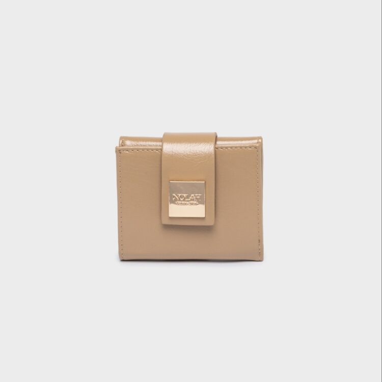 Ανακαλύψτε το γυναικείο πορτοφόλι Nolah Lana Beige. Compact, κομψό μπεζ πορτοφόλι με χρυσές λεπτομέρειες, θήκες για κάρτες και κέρματα
