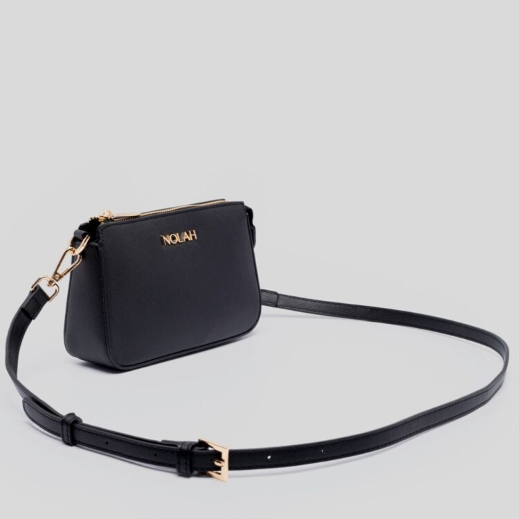 Αναβαθμίστε κάθε σας look με τη Nolah Zozephine Black, ένα διαχρονικό μαύρο τσαντάκι που ισορροπεί τέλεια ανάμεσα στο modern casual και το luxury chic