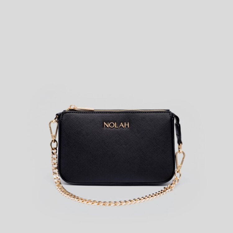 Αναβαθμίστε κάθε σας look με τη Nolah Zozephine Black, ένα διαχρονικό μαύρο τσαντάκι που ισορροπεί τέλεια ανάμεσα στο modern casual και το luxury chic