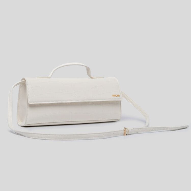 Γυναικεία λευκή τσάντα Nolah Carmen White. Minimal slim σχεδιασμός με χρυσές λεπτομέρειες, διπλό μαγνητικό κούμπωμα & λουράκι.