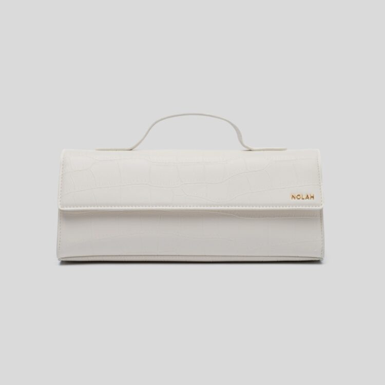 Γυναικεία λευκή τσάντα Nolah Carmen White. Minimal slim σχεδιασμός με χρυσές λεπτομέρειες, διπλό μαγνητικό κούμπωμα & λουράκι.