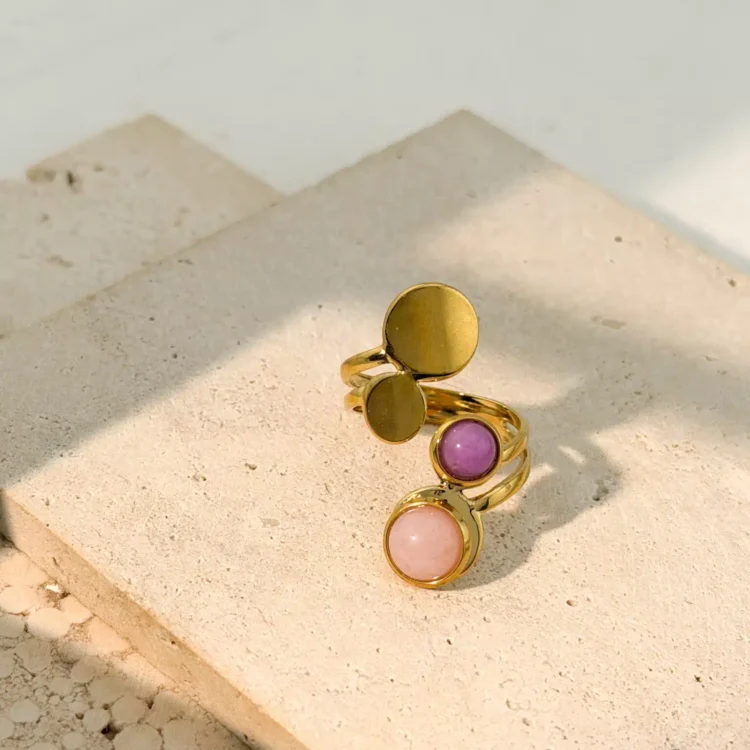 Ανακάλυψε το Celeste Ring, ένα κομψό ρυθμιζόμενο δαχτυλίδι σε χρυσή απόχρωση με ροζ και μωβ λεπτομέρειες. Ιδανικό για καθημερινές και ιδιαίτερες εμφανίσεις