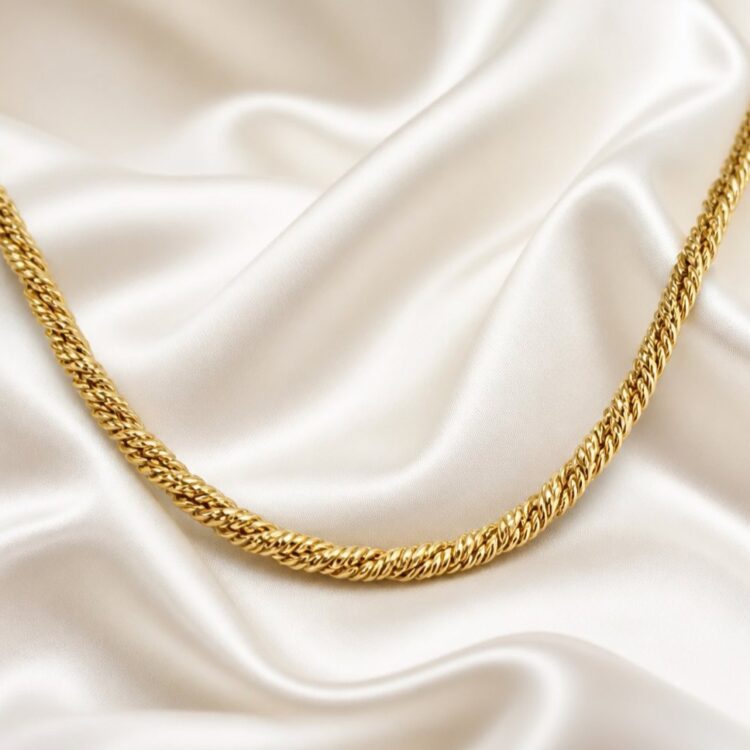 Εντυπωσιακό Chunky Chain κολιέ από ανοξείδωτο ατσάλι που συνδυάζει διαχρονική κομψότητα και σύγχρονο χαρακτήρα. Ιδανικό για κάθε περίσταση