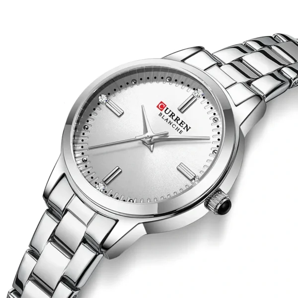 Ανακαλύψτε το Curren 9094 Silver, ένα κομψό γυναικείο ρολόι με ατσάλινο μπρασελέ σε ασημί χρώμα και καντράν με διακοσμητικά στρας