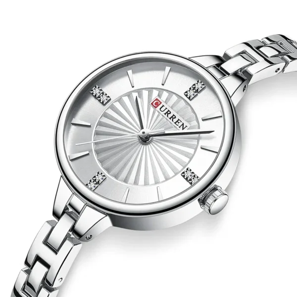 Ανακαλύψτε το Curren 9097 Silver, ένα κομψό γυναικείο ρολόι με ασημί, ατσάλινο μπρασελέ και στρογγυλό καντράν με διακοσμητικά στρας