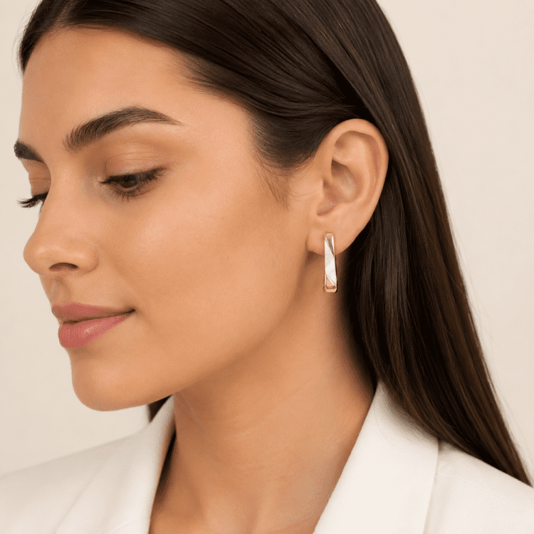 Καρφωτά σκουλαρίκια με χρυσές λεπτομέρειες και λευκή περλέ όψη. Ένα minimal και κομψό αξεσουάρ που ταιριάζει σε κάθε περίσταση