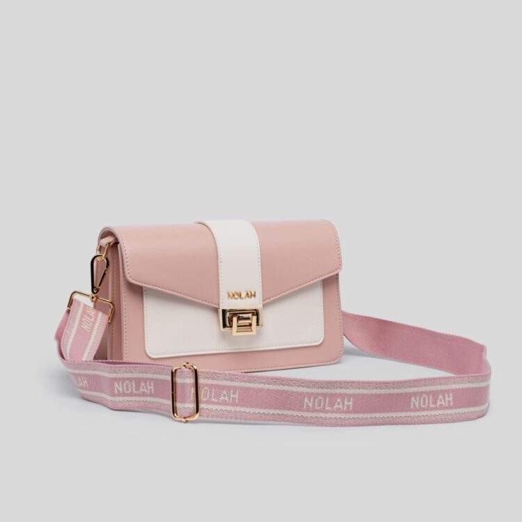 Η Nolah Danny Pink – Cream είναι μια κομψή και ρομαντική γυναικεία τσάντα ώμου και χιαστί, η οποία συνδυάζει μια απαλή ροζ απόχρωση με κρεμ λεπτομέρειες