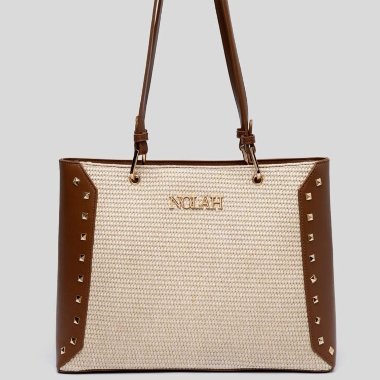 Ανακαλύψτε τη Nolah Ipanema Cream Brown . Καλοκαιρινή τσάντα ώμου με φερμουάρ, σταθερά λουράκια και 3 βοηθητικές εσωτερικές θήκες.