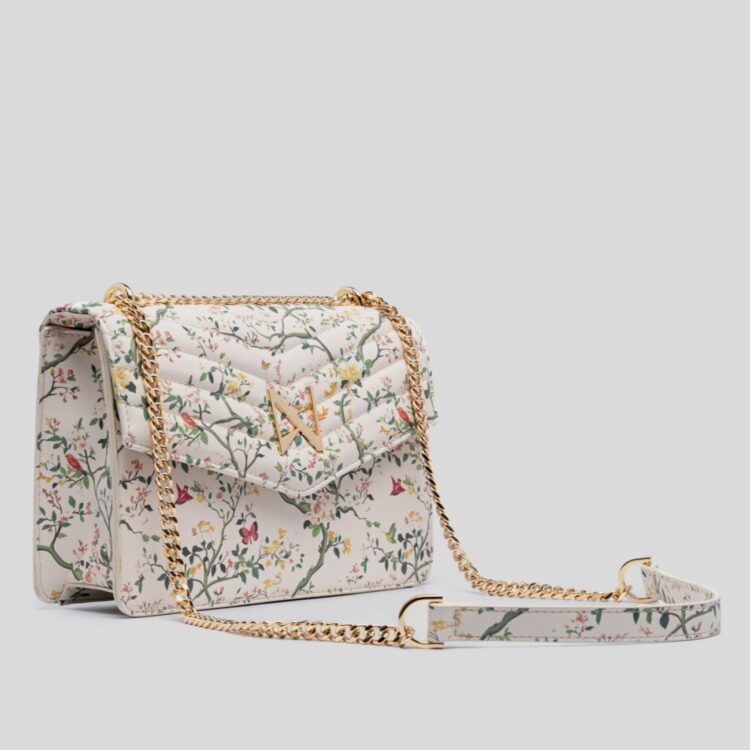 Ανακάλυψε τη λευκή καπιτονέ τσάντα Mia White Floral της Nolah. Με εντυπωσιακά φλοράλ σχέδια & χρυσή αλυσίδα για τον ώμο ή χιαστί. Αγόρασέ τη online
