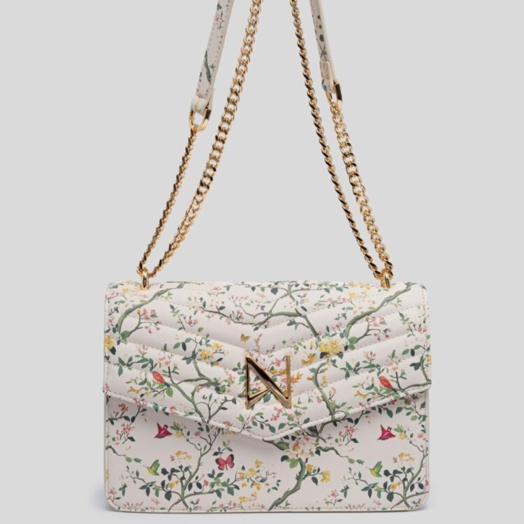 Ανακάλυψε τη λευκή καπιτονέ τσάντα Mia White Floral της Nolah. Με εντυπωσιακά φλοράλ σχέδια & χρυσή αλυσίδα για τον ώμο ή χιαστί. Αγόρασέ τη online