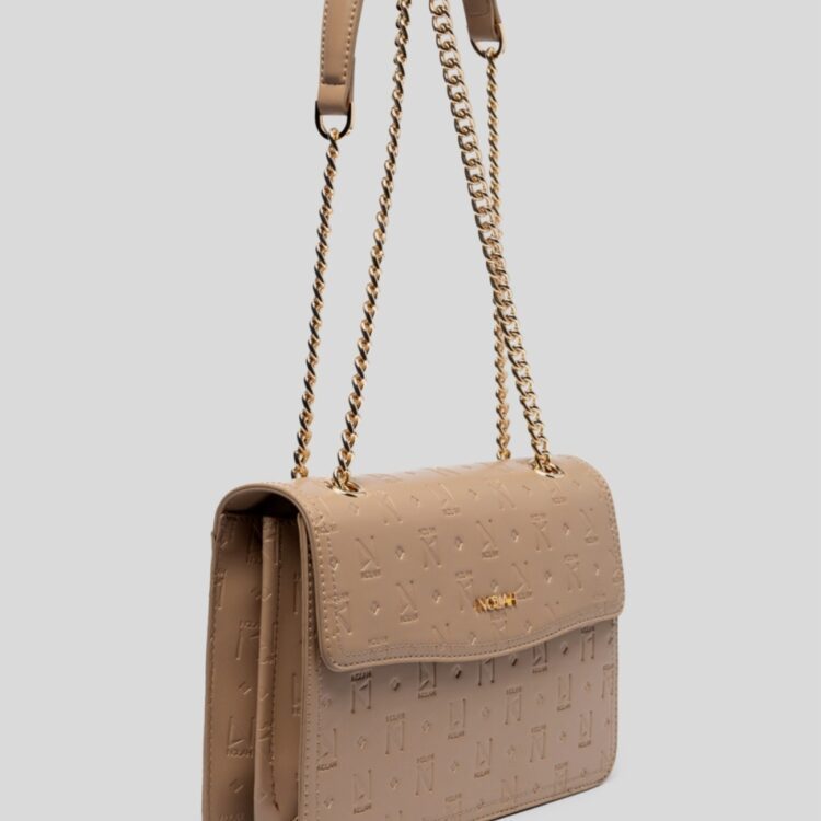 Ανακάλυψε τη μπεζ γυναικεία τσάντα Marjory Beige της Nolah. Elegant design με χρυσές λεπτομέρειες, ιδανική για τον ώμο ή χιαστί. Αγόρασέ τη online
