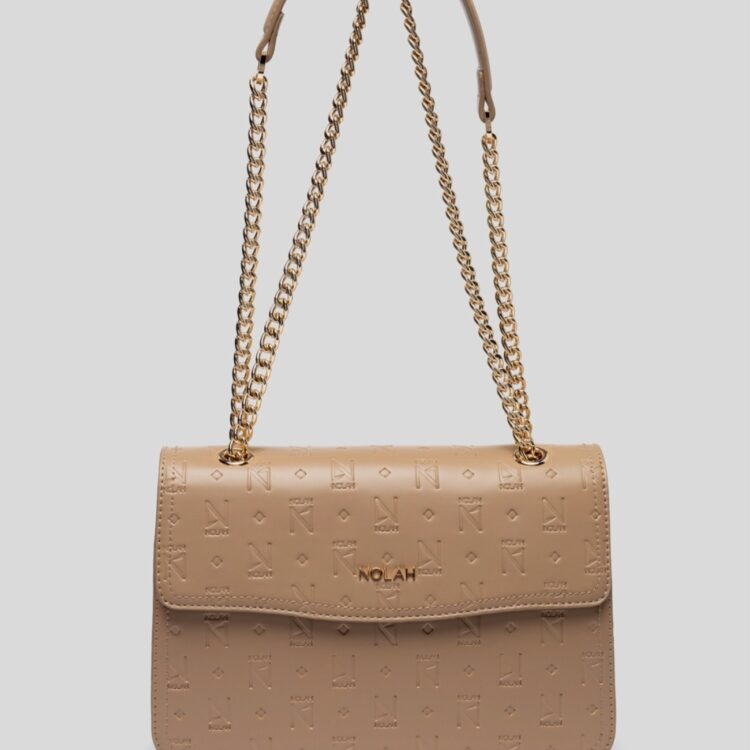 Ανακάλυψε τη μπεζ γυναικεία τσάντα Marjory Beige της Nolah. Elegant design με χρυσές λεπτομέρειες, ιδανική για τον ώμο ή χιαστί. Αγόρασέ τη online
