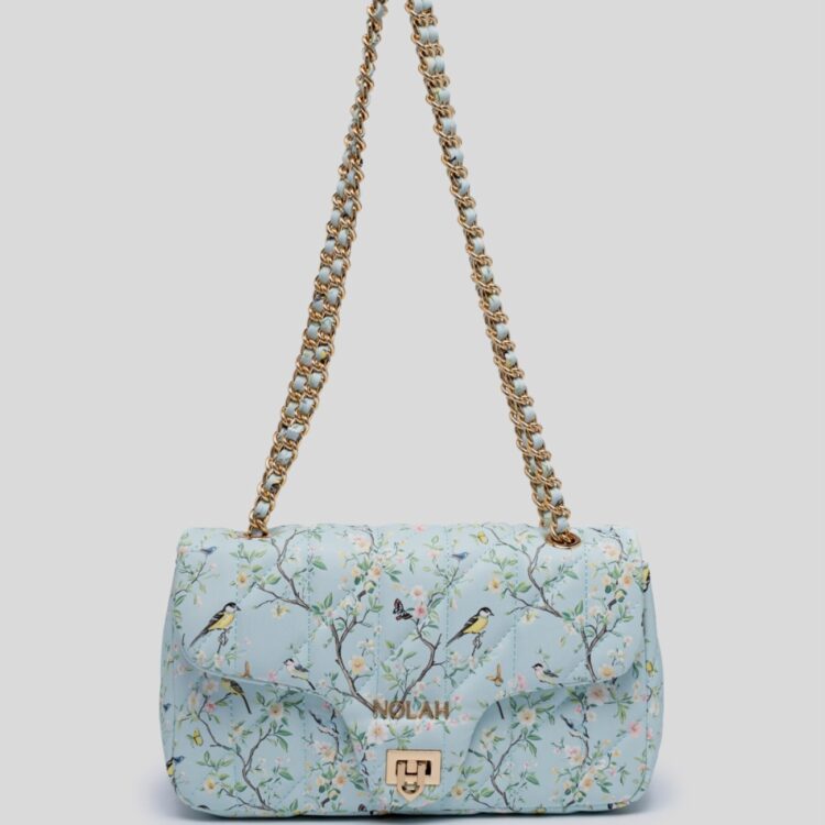 Ανακάλυψε τη γαλάζια τσάντα Nostalgia Blue Floral της Nolah Nolah. Με ρομαντικό φλοράλ print, χρυσή αλυσίδα & μεταλλικό κούμπωμα. Αγόρασε τη on line