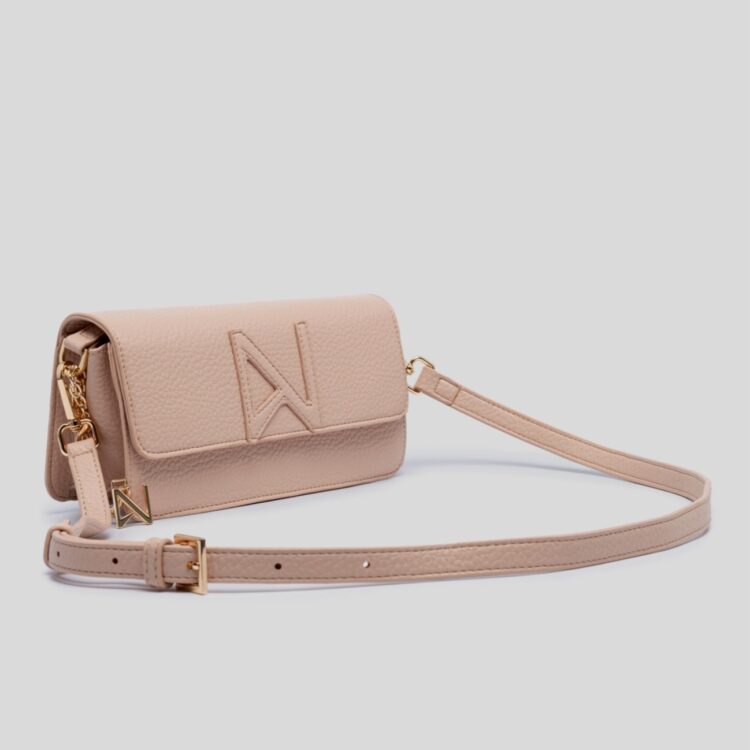 Τσάντα Tess Pastel Pink Nolah σε υπέροχο παστέλ ροζ. Διαθέτει 2 εσωτερικούς χώρους, αποσπώμενη αλυσίδα & λουράκι. Σε πολυτελή συσκευασία δώρου. Δες τη εδώ