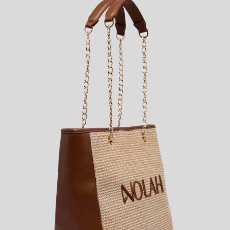 Κομψή τσάντα ώμου Venice Beige Brown με χρυσά στοιχεία & φερμουάρ. Διαθέτει σταθερά λουράκια