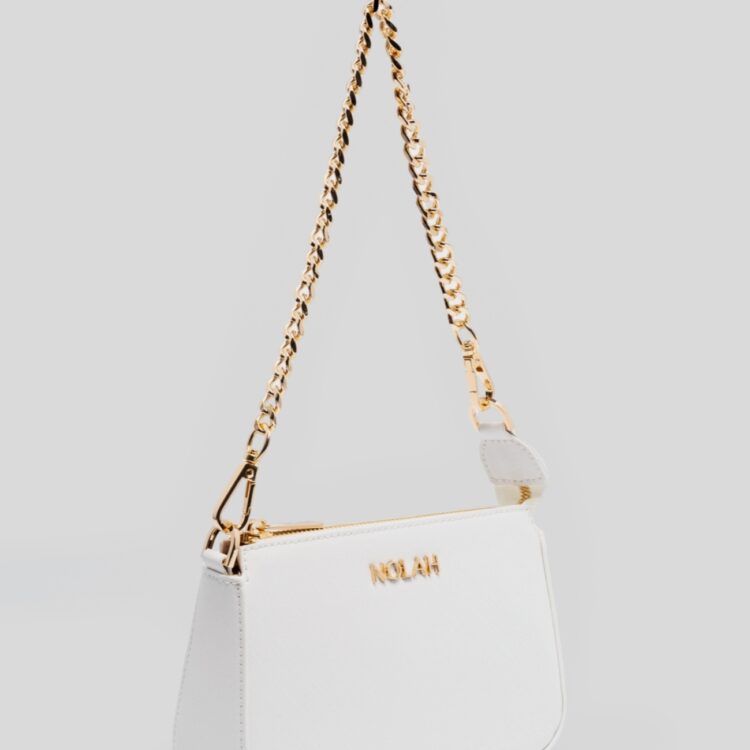 Η Nolah Zozephine White είναι ένα εξαιρετικά κομψό, minimal γυναικείο τσαντάκι ώμου και χιαστί. Το φωτεινό λευκό της χρώμα το καθιστά την απόλυτη επιλογή