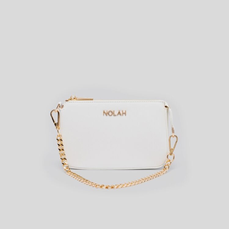 Η Nolah Zozephine White είναι ένα εξαιρετικά κομψό, minimal γυναικείο τσαντάκι ώμου και χιαστί. Το φωτεινό λευκό της χρώμα το καθιστά την απόλυτη επιλογή