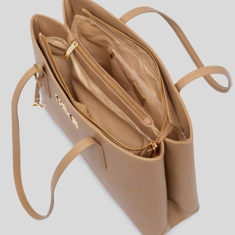 Η Nolah Valia Beige είναι μια κομψή γυναικεία τσάντα σε διαχρονική μπεζ απόχρωση που συνδυάζει minimal αισθητική και πρακτικότητα
