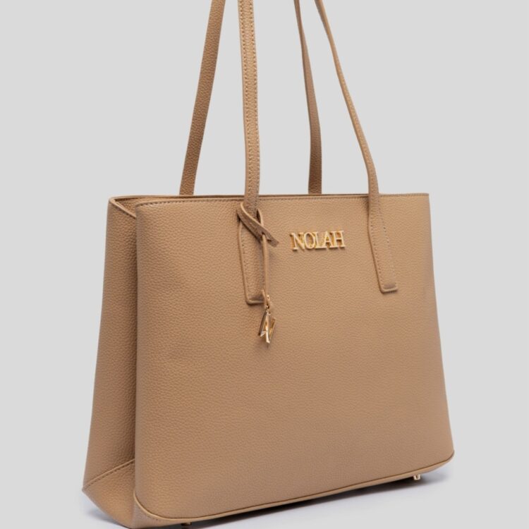 Η Nolah Valia Beige είναι μια κομψή γυναικεία τσάντα σε διαχρονική μπεζ απόχρωση που συνδυάζει minimal αισθητική και πρακτικότητα