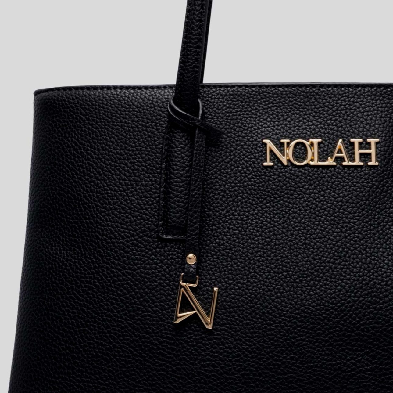 Η Nolah Valia Black είναι μια κομψή γυναικεία τσάντα σε διαχρονική μαύρη απόχρωση που συνδυάζει minimal αισθητική και πρακτικότητα
