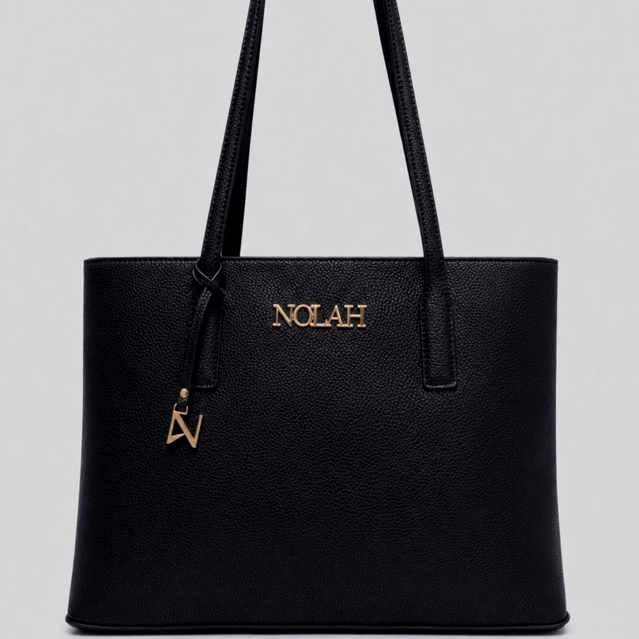 Η Nolah Valia Black είναι μια κομψή γυναικεία τσάντα σε διαχρονική μαύρη απόχρωση που συνδυάζει minimal αισθητική και πρακτικότητα