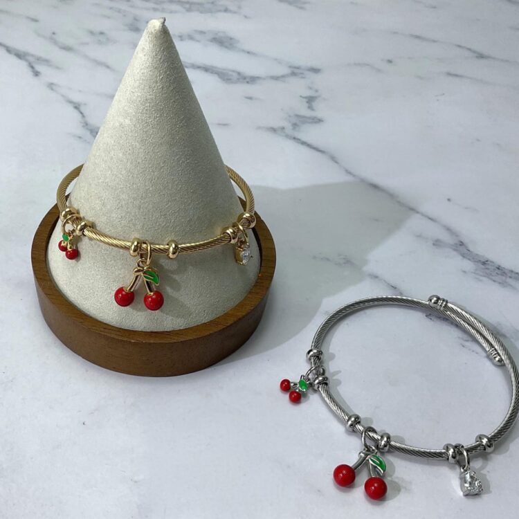 Βραχιόλι Cherry Bliss από ανοξείδωτο ατσάλι με charms κερασιών και λαμπερό κρύσταλλο. Διαθέσιμο σε χρυσό και ασημί χρώμα, ιδανικό για χαρούμενες εμφανίσεις