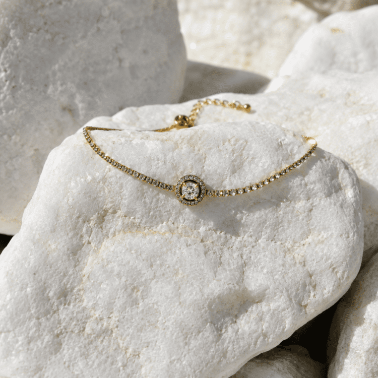 Crystal Halo Bracelet από ανοξείδωτο ατσάλι με λαμπερά ζιργκόν και κεντρικό κρύσταλλο halo. Κομψό, υποαλλεργικό και ιδανικό για κάθε περίσταση
