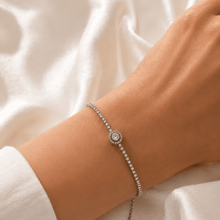 Crystal Halo Bracelet από ανοξείδωτο ατσάλι με λαμπερά ζιργκόν και κεντρικό κρύσταλλο halo. Κομψό, υποαλλεργικό και ιδανικό για κάθε περίσταση