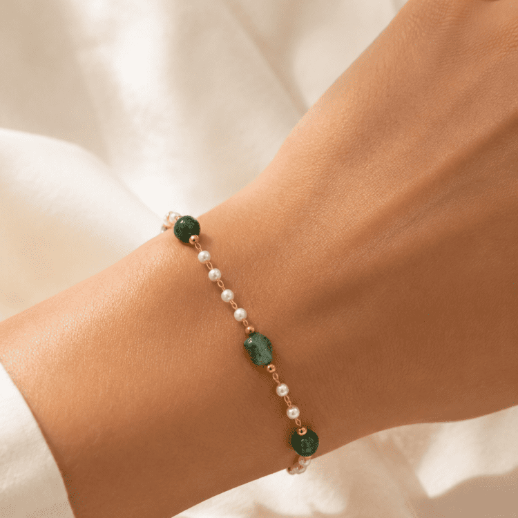 Βραχιόλι Green Pearl Harmony από ανοξείδωτο ατσάλι με πράσινους λίθους και λευκές πέρλες. Κομψό, υποαλλεργικό και ιδανικό για όλες τις εμφανίσεις