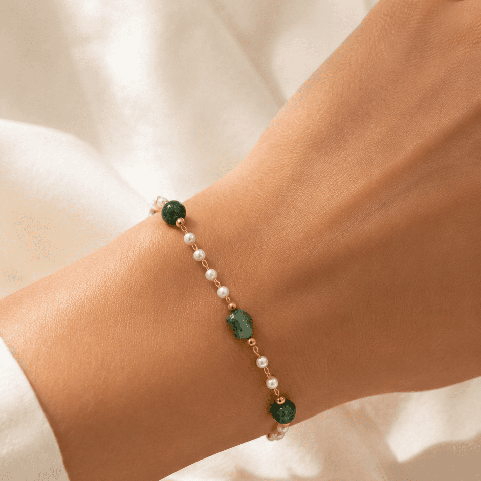 Βραχιόλι Green Pearl Harmony από ανοξείδωτο ατσάλι με πράσινους λίθους και λευκές πέρλες. Κομψό, υποαλλεργικό και ιδανικό για όλες τις εμφανίσεις