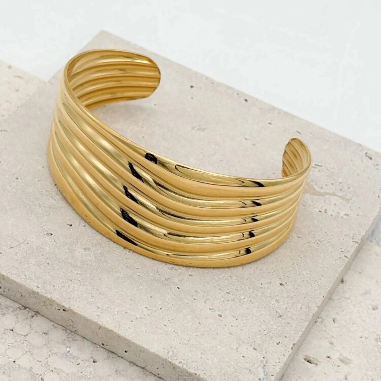 Αποκτήστε το Wavy Lines Cuff, ένα ανοιχτό βραχιόλι με κομψές κυματιστές λωρίδες που ταιριάζει σε κάθε καρπό. Επιλέξτε ανάμεσα σε χρυσό ή ασημί χρώμα
