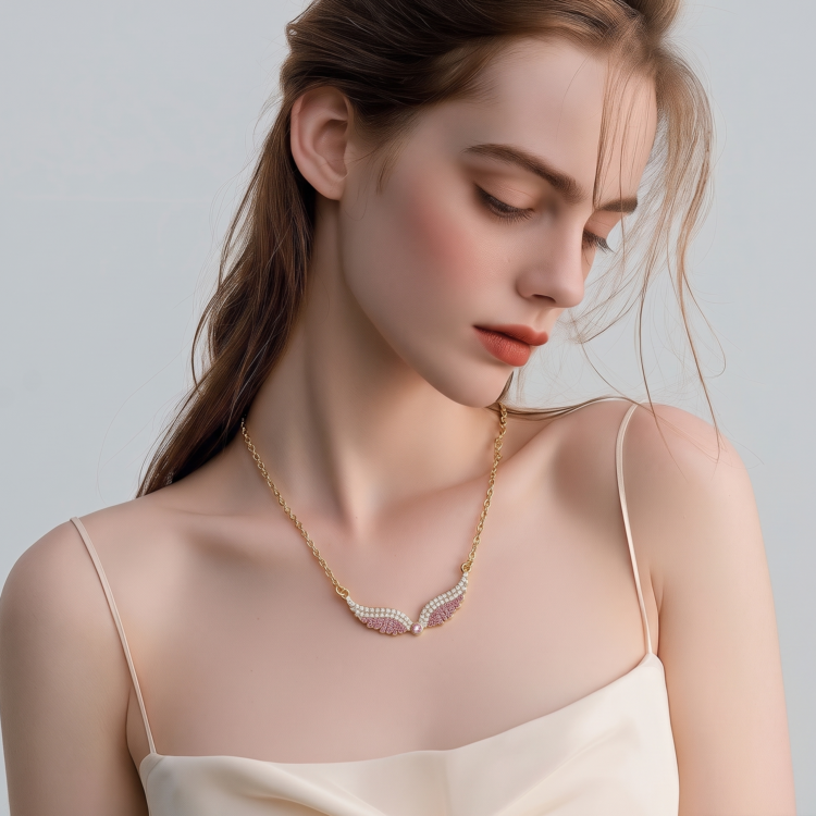 Angel Dark Pink κολιέ με φτερά από ανοξείδωτο ατσάλι, διακοσμημένο με σκούρα ροζ και λευκά ζιργκόν. Διατίθεται σε χρυσό και ασημί