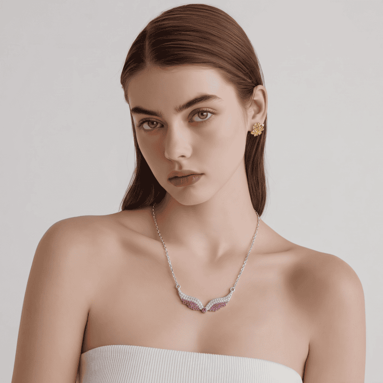 Angel Dark Pink κολιέ με φτερά από ανοξείδωτο ατσάλι, διακοσμημένο με σκούρα ροζ και λευκά ζιργκόν. Διατίθεται σε χρυσό και ασημί