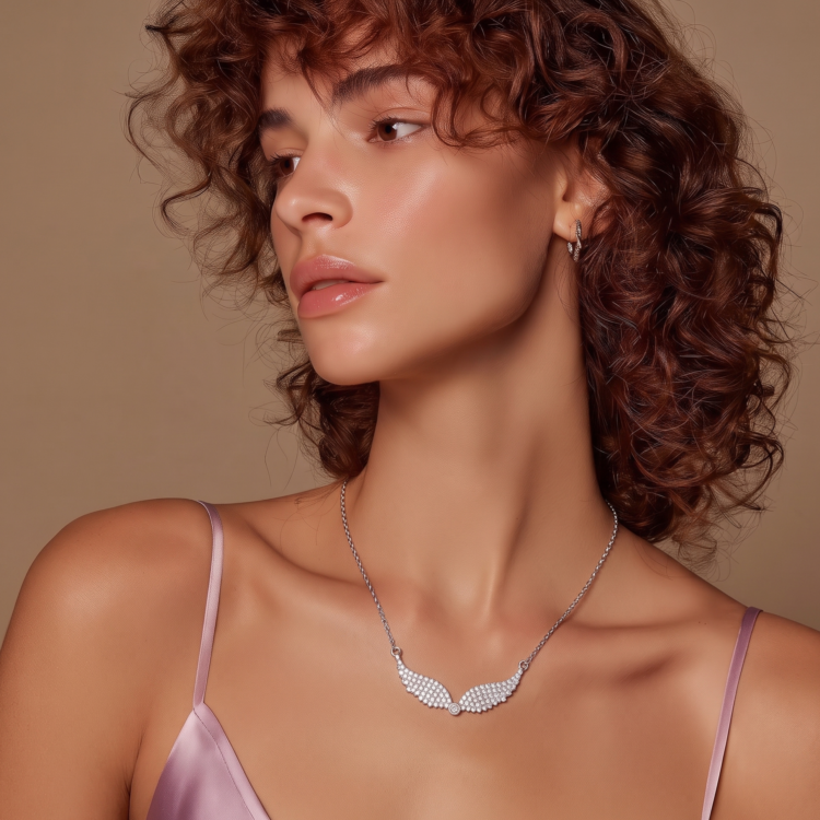 Ανακαλύψτε το Angelic Wings, ένα κομψό κολιέ με φτερά και λευκά ζιργκόν από ανοξείδωτο ατσάλι. Διαθέσιμο σε χρυσό και ασημί στο elysianglow.gr